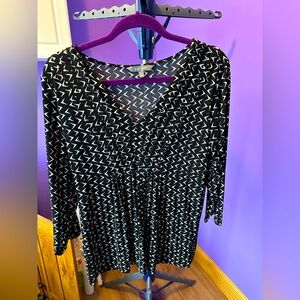 ⬇️ Price drop Daisy Fuentes womens blouse.  Classic black and white pattern. L